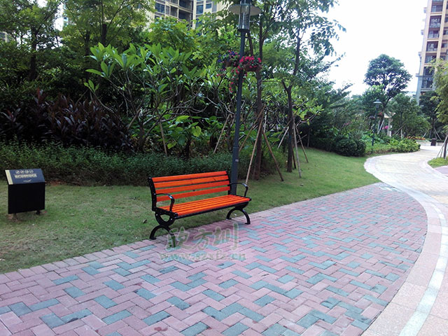  欣方圳垃圾桶廠家這里有您所需的各類垃圾桶產(chǎn)品和園林椅休閑椅，您只需要關(guān)注一下您身邊的市場或者來欣方圳官網(wǎng)瞧一瞧。您可以在欣方圳官網(wǎng)的案例里面，看到全國各地區(qū)的用戶案例及各種類型的用戶選擇。這不，深圳觀瀾的一位客戶又一次來我司欣方圳科技有限公司購買了一批鑄鐵有靠背園林椅。       欣方圳的這批P27鑄鐵有靠背園林椅椅腳模具使用電腦雕刻，比一般廠家人工模具鑄鐵椅腳表面更光滑平整。耐壓性極強，同時具備很強的耐熱、耐磨、耐蝕、耐低溫的特性，鑄鐵有靠背園林椅，生產(chǎn)周期較短，給人以粗獷、莊重、穩(wěn)重的感覺，是戶外市政公共設(shè)施必選產(chǎn)品。    而且為了防止椅條在受力情況下往下變形，我們欣方圳的每一款休閑椅都在在椅條的下面加了兩條L30*3的熱鍍鋅角鋼加強支撐，加強椅條的支撐能力，有效的將承載力傳遞到椅腿上，防止椅條變形，加強休閑椅的抗沖擊能力，提高鑄鐵有靠背園林椅的壽命。